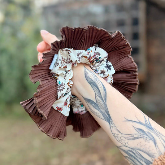 Bamba Simple/ Maxi scrunchie con Vuelos Plisados - Corteza