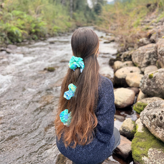 Scrunchie/Collet de Tela - Jardín de agua  - Suavidad y protección para tu cabello