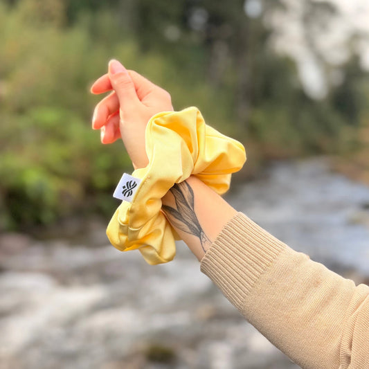 Scrunchie/Collet de Tela - Amarillo pastel  - Suavidad y protección para tu cabello