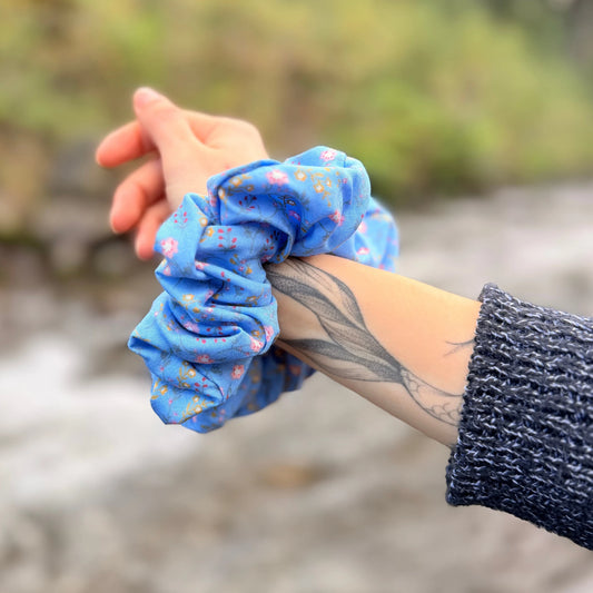 Scrunchie/Collet de Tela - Bruma azul - Suavidad y protección para tu cabello