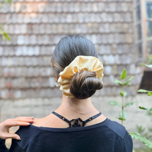 Scrunchie/Collet de Tela - Crema - Suavidad y protección para tu cabello