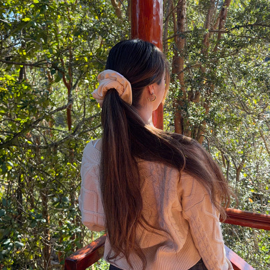 Scrunchie/Collet de Tela - Crema - Suavidad y protección para tu cabello
