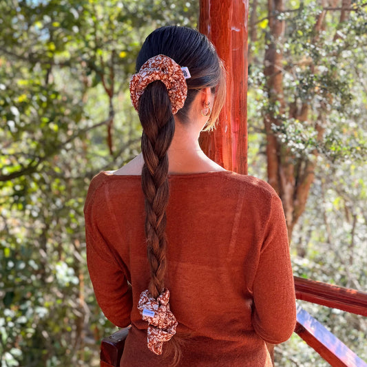 Scrunchie/Collet de Tela - Greda florida  - Suavidad y protección para tu cabello