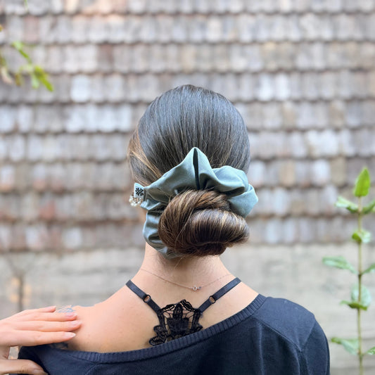 Scrunchie/Collet de Tela - Gris perla  - Suavidad y protección para tu cabello