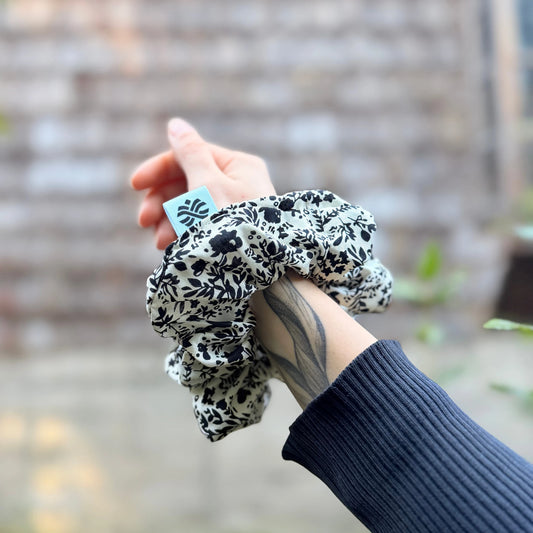 Scrunchie/Collet de Tela - Hilván de luna - Suavidad y protección para tu cabello