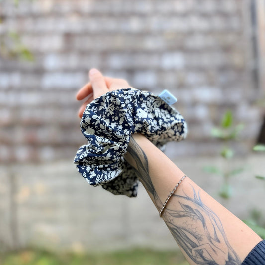 Scrunchie/Collet de Tela - Hilván marino  - Suavidad y protección para tu cabello