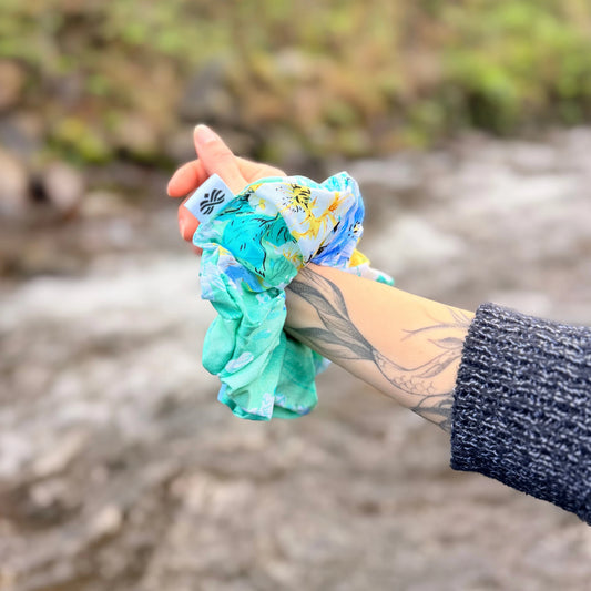 Scrunchie/Collet de Tela - Jardín de agua  - Suavidad y protección para tu cabello
