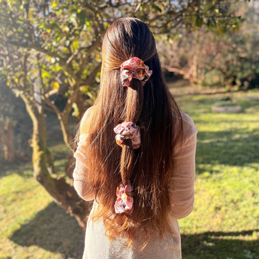 Scrunchie/Collet de Tela - Jardín palo rosa - Suavidad y protección para tu cabello