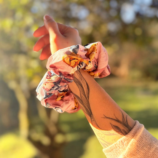 Scrunchie/Collet de Tela - Jardín palo rosa - Suavidad y protección para tu cabello