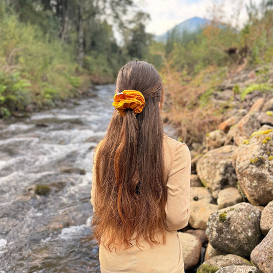 Scrunchie/Collet de Tela - Mostaza - Suavidad y protección para tu cabello