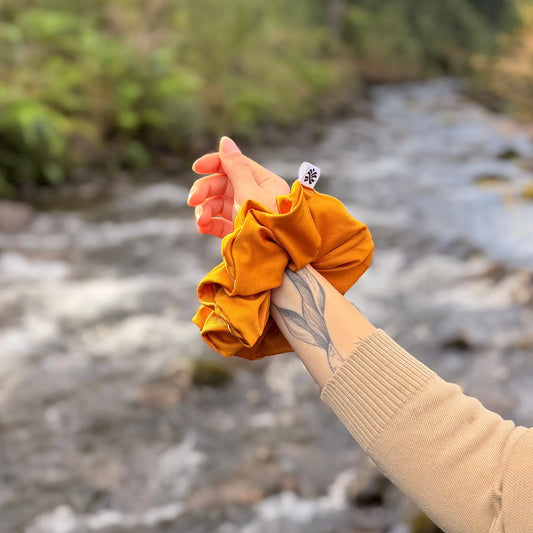 Scrunchie/Collet de Tela - Mostaza - Suavidad y protección para tu cabello