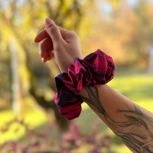 Scrunchie/Collet de Tela - Trama Carmesí - Suavidad y protección para tu cabello