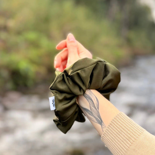 Scrunchie/Collet de Tela - Verde musgo - Suavidad y protección para tu cabello