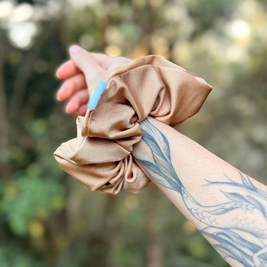 Scrunchie/Collet de Tela - Beige - Suavidad y protección para tu cabello