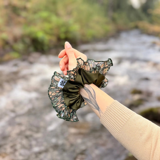 Bamba Simple/ Maxi scrunchie con Vuelos Plisados - Bosque siempre verde