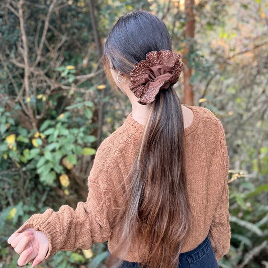 Bamba Simple/ Maxi scrunchie con Vuelos Plisados  - Semilla de castaña