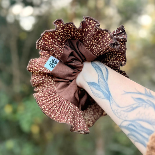 Bamba Simple/ Maxi scrunchie con Vuelos Plisados  - Semilla de castaña